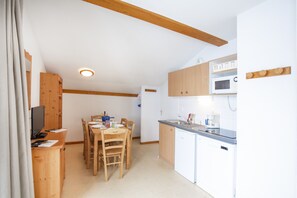 Réfrigérateur, micro-ondes, plaque de cuisson, lave-vaisselle