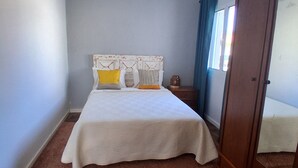 A bedroom with a bed, wooden floor, and a wardrobe. - AL at Quinta do Navio (Capelas)