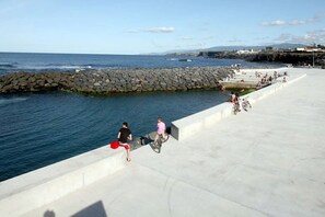 Ubicación cercana a la playa y tumbonas