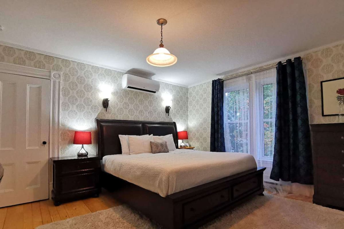 Classic Room, 1 King Bed | 1 bedroom, premium bedding, Select Comfort beds, desk