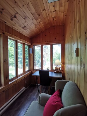 Habitación de lujo, varias camas, vista al parque (Wolastoq River-View Suite) | Balcón