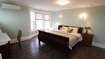 Traditional Room | Premium bedding, Select Comfort beds, desk, laptop workspace