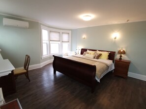 Premium bedding, Select Comfort beds, desk, laptop workspace - By The River Bed&breakfast (Fredericton)