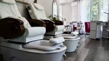 Soins du visage, soins de manucure et de pédicure, massages