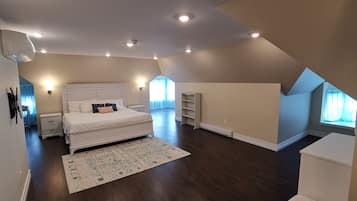 1 bedroom, premium bedding, Select Comfort beds, desk