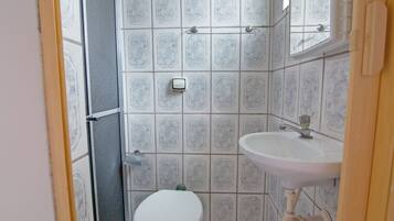 Douche, articles de toilette gratuits, serviettes fournies, savon