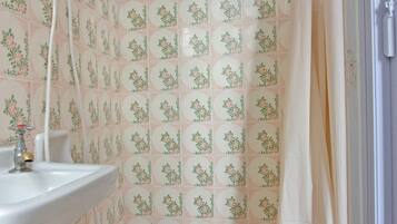 Schreibtisch, Bügeleisen/Bügelbrett, kostenloses WLAN, Bettwäsche