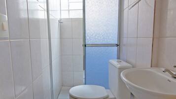 Dusche, kostenlose Toilettenartikel, Handtücher, Seife