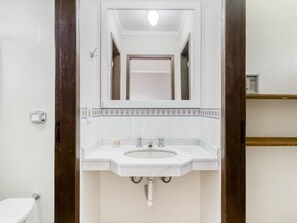 Habitación doble | Baño | Regadera, amenidades de baño gratuitas, toallas, jabón