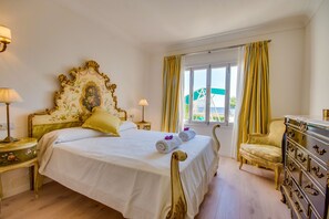 4 bedrooms, iron/ironing board, free WiFi, bed sheets