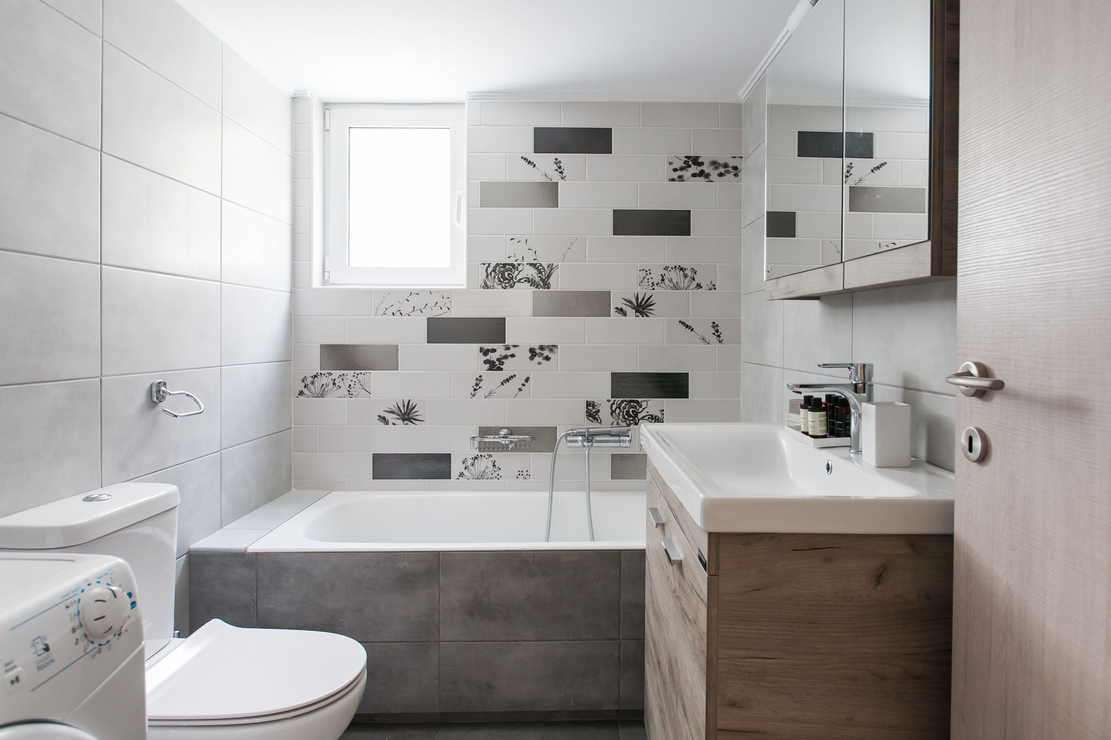 Un baño moderno con inodoro, bañera y lavabo.
