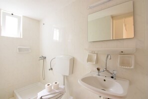 Shower, hair dryer, towels - Hiona Apartments (Agios Nikolaos)