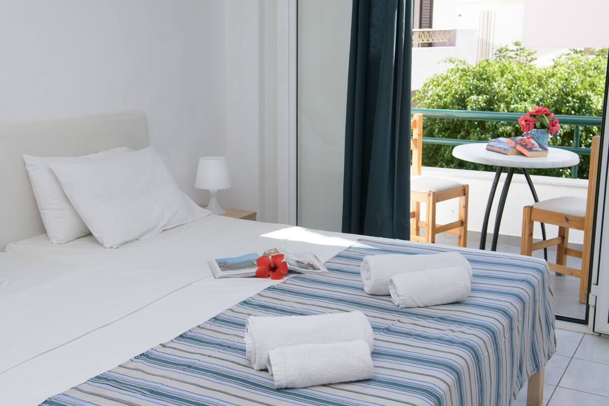 Apartment, 1 Bedroom, Partial Sea View (1st floor) | Peti besi dalam bilik, kalis bunyi, seterika/papan seterika 