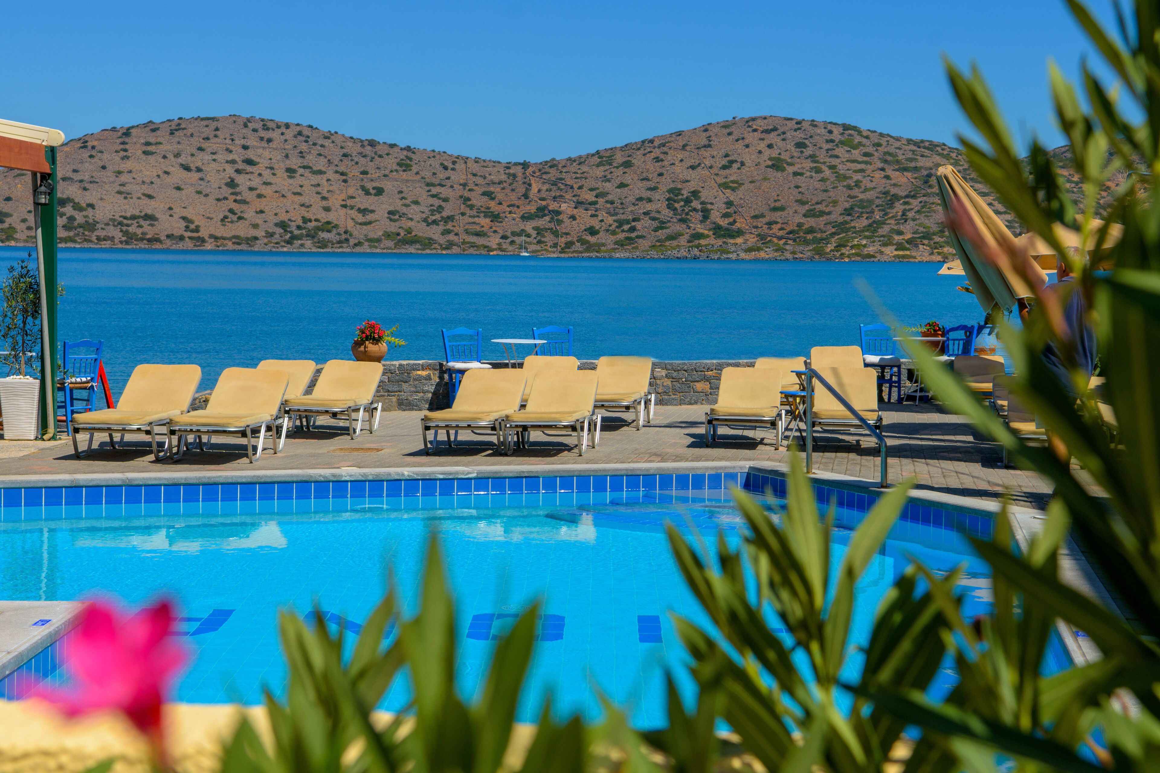 Sesongbasert utendørsbasseng, bassengparasoller og solsenger