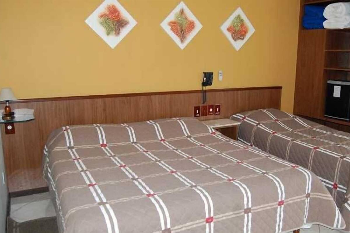Escritorio, wifi gratis y ropa de cama