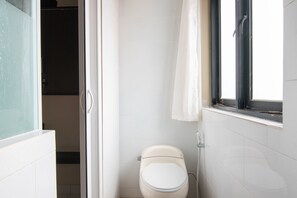 Chambre Double | Salle de bain | Douche, articles de toilette gratuits, serviettes fournies