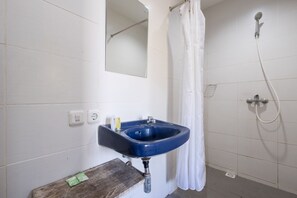 Buồng tắm vòi sen, đồ dùng nhà tắm miễn phí, khăn tắm 