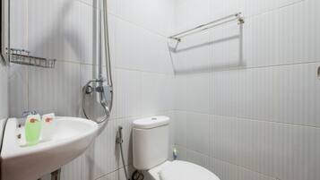 Shower, free toiletries, towels