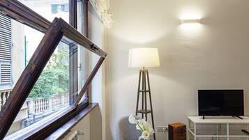 Apartment, 2 Bedrooms (Basilico) | Television