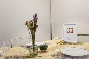 Apartment, 2 Schlafzimmer (Basilico) | Essbereich im Zimmer