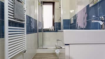 Appartement, 2 chambres (Basilico) | Salle de bain | Douche, douche à « effet pluie », articles de toilette gratuits