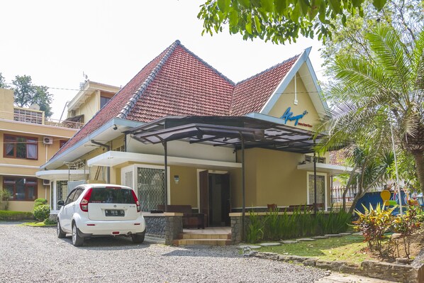 Front of property - RedDoorz Plus near Brawijaya Museum (Malang)