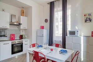 Apartamento, 1 habitación | Cocina privada | Frigorífico grande, microondas, horno y placa de cocina