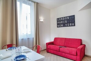 Apartamento, 1 habitación | Zona de estar | Una televisión de pantalla plana