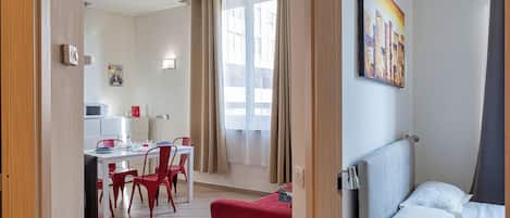 Apartment, 1 Bedroom | Dining room