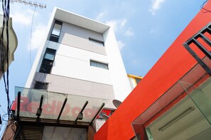 Front of property - RedDoorz Plus @ Sawah Besar (Jakarta)