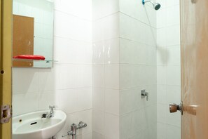 Bathroom shower - RedDoorz Plus @ Sawah Besar (Jakarta)