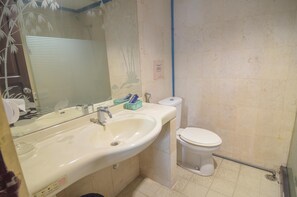 Phòng Executive | Phòng tắm | Buồng tắm vòi sen, đồ dùng nhà tắm miễn phí, khăn tắm 