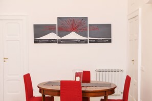 Căn hộ, 2 phòng ngủ | Khu vực ăn uống tại phòng