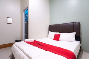 Desk, soundproofing, free WiFi - RedDoorz near Hang Nadim Batam Airport (Batam)