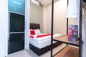 Double Room | Desk, soundproofing, free WiFi - RedDoorz near Hang Nadim Batam Airport (Batam)