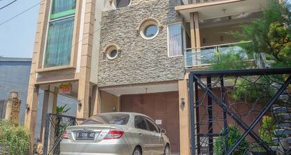 RedDoorz Syariah near Pasar Modern Cikopo