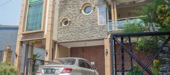 RedDoorz Syariah near Pasar Modern Cikopo