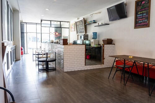 RedDoorz near Setrasari Mall 4