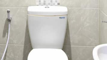 Shower, perlengkapan mandi gratis, dan handuk