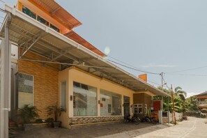 Front of property - RedDoorz near Jembatan Siti Nurbaya Padang (Padang)