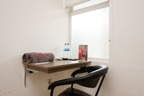 Double Room - RedDoorz near Jembatan Siti Nurbaya Padang (Padang)
