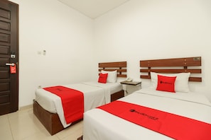 Desk, free WiFi - RedDoorz near Jembatan Siti Nurbaya Padang (Padang)