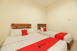 Desk, free WiFi - RedDoorz near Jembatan Siti Nurbaya Padang (Padang)