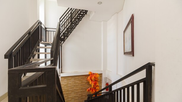 A staircase with wooden railings and a wooden floor. - RedDoorz near Jembatan Siti Nurbaya Padang (Padang)