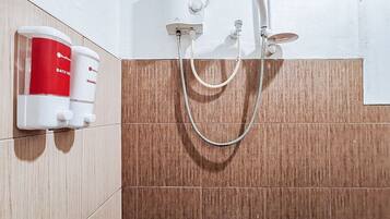 Tweepersoonskamer | Badkamer | Een douche, gratis toiletartikelen, handdoeken