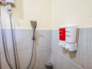 Habitación con 2 camas individuales | Baño | Ducha, artículos de higiene personal gratuitos y toallas