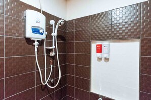 Ducha, artículos de tocador gratuitos, toallas
