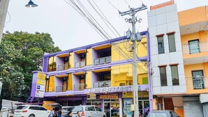 Un edificio a più piani con un cartello che riporta la scritta "BOHOL COOP TOURIST".
