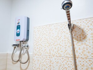Bathroom shower - RedDoorz near Ramiro Community Hospital (Tagbilaran)