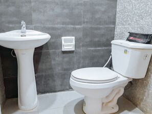 雙人房 | 浴室 | 淋浴設備、免費梳洗用品、提供毛巾